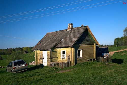 Litwa. Drewniana zabudwa wsi w okolicy Trok.